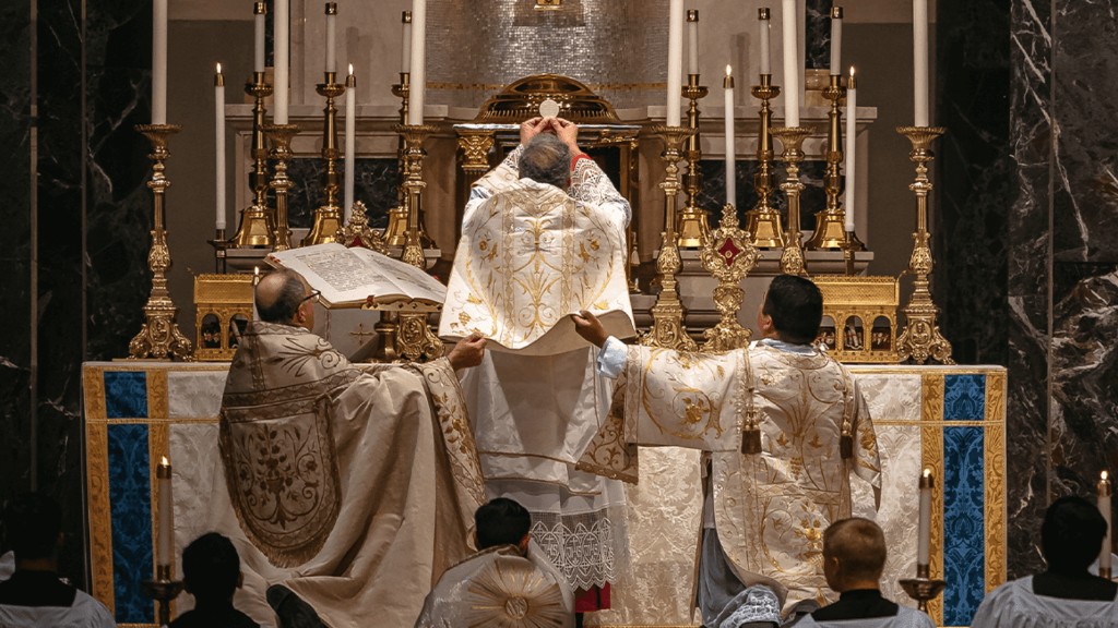 Elevación de la Hostia consagrada en el altar mayor